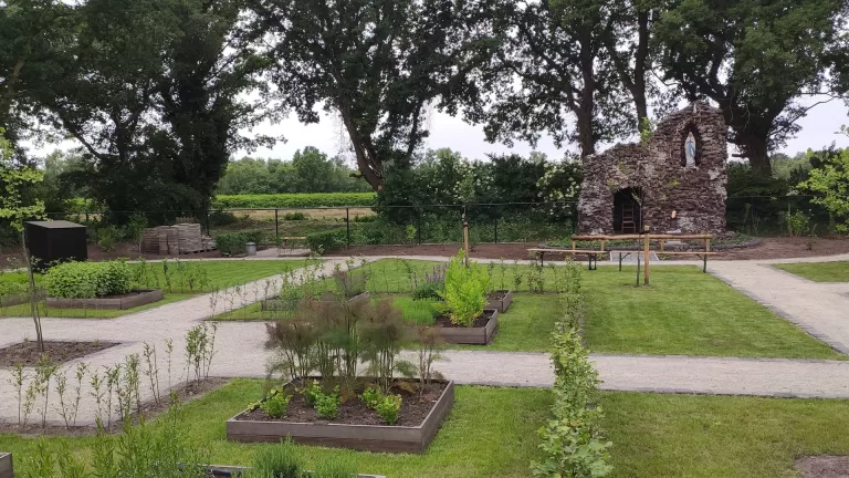 Beelden van Maria en Bernadette weer ‘thuis’ in Griendtsveense Lourdesgrot