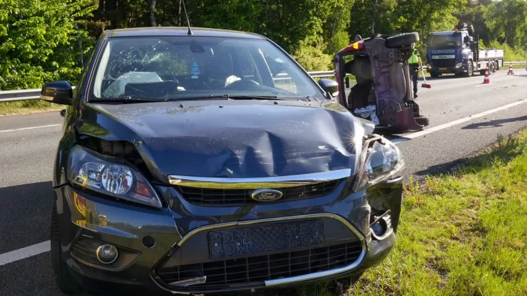 Twee personenauto’s botsen tegen elkaar op A67; voertuig belandt door klap op zijkant