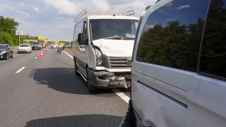 Twee bestelbusjes betrokken bij kop-staartbotsing op A67 bij Liessel