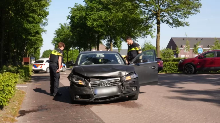 Twee personenauto’s betrokken bij kop-staartbotsing op Roessel in Bakel