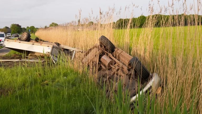 Auto met aanhanger belandt op zijn kop in sloot tussen Vlierden en Ommel