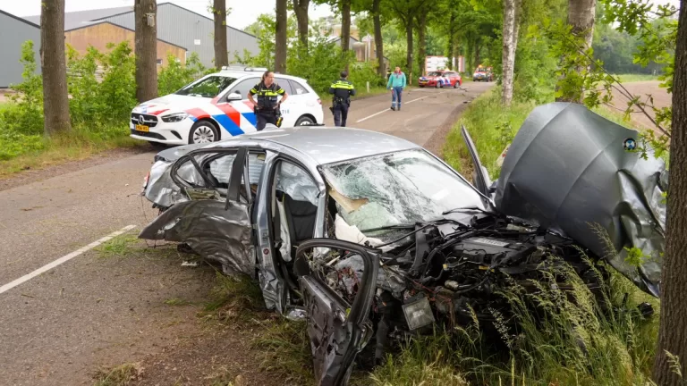 Auto botst tegen meerdere bomen op Peeldijk in Milheeze; bestuurder gewond naar ziekenhuis