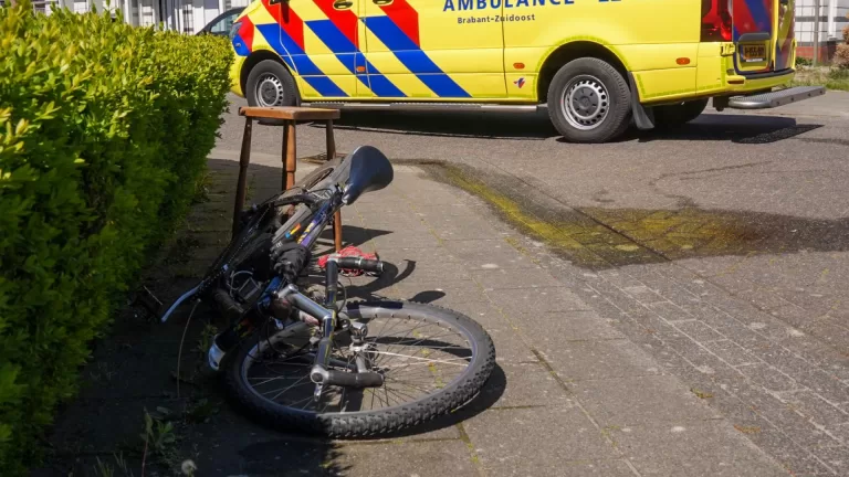 Fietser gewond bij botsing met personenauto op Pottenbakker in Deurne