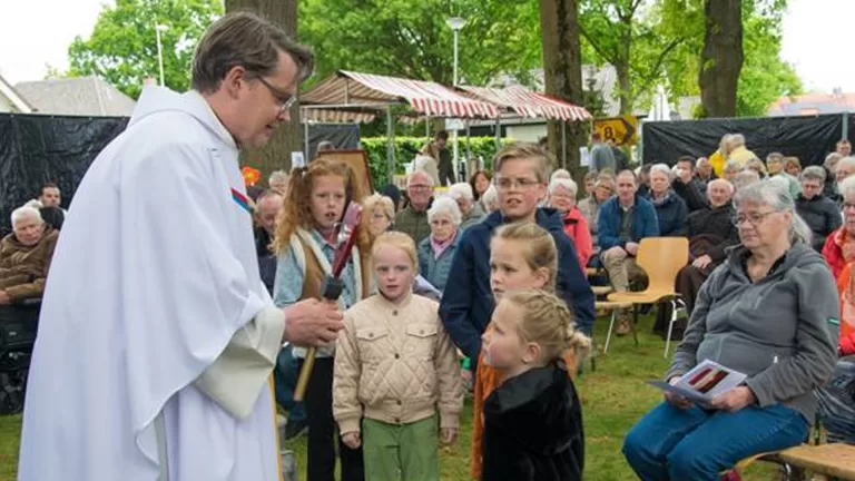 Werkgroep Dodenherdenking geëerd voor jarenlange inzet tijdens drukbezochte openluchtmis in Zeilberg