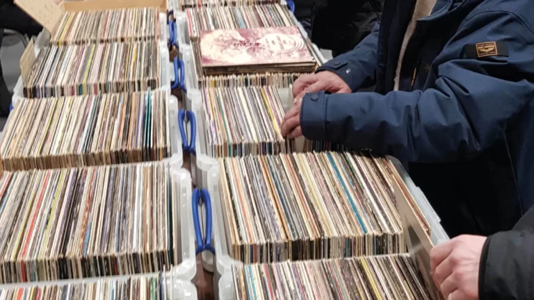 Eerste platenbeurs in Cultuurcentrum Deurne een walhalla voor vinylliefhebbers