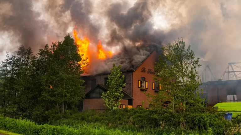 Monumentale Helenaveense turfstrooiselfabriek uit 1881 verwoest door brand