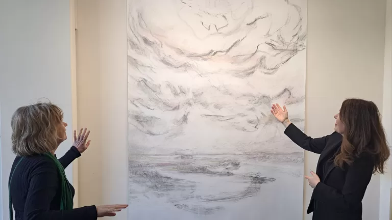 Kunstenaars Helma Veugen en Annemieke Harkema brengen bezoek aan Museum De Wieger