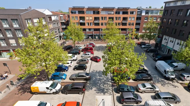 Struikelgevaar bijna voorbij; gemeente start met herstelwerkzaamheden parkeerterrein Wolfsberg