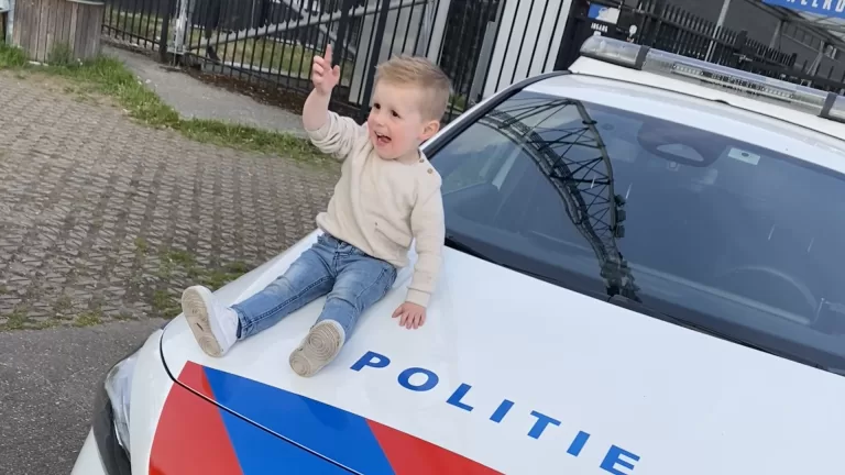 Politiekorps zet crowdfundingsactie op voor Deurnese peuter Yelte die ziekte van Duchenne heeft