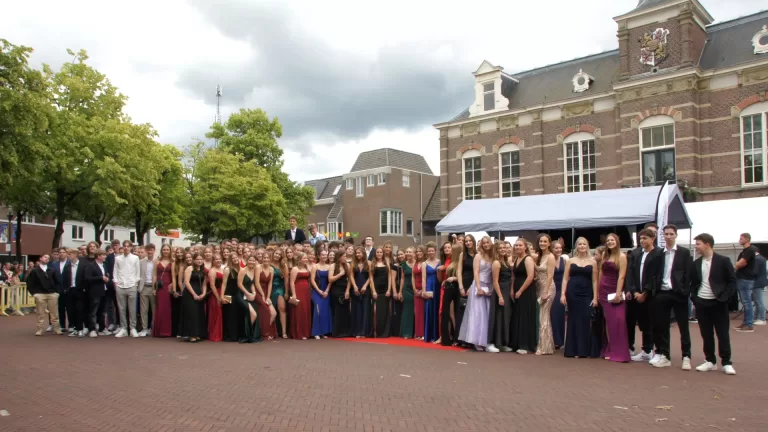 Eindexamenkandidaten Alfrinkcollege arriveren in stijl op Deurnese Markt voor galafeest