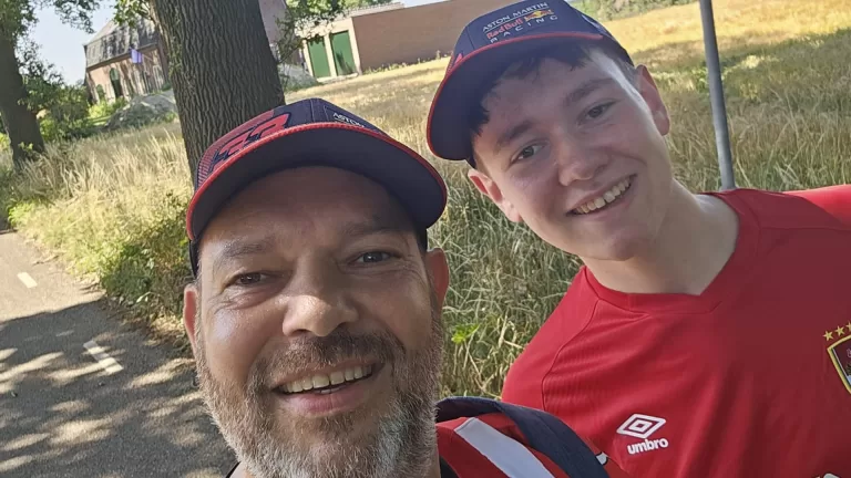 Deurnese vader en zoon wandelen samen Kennedymars Someren voor goede doel