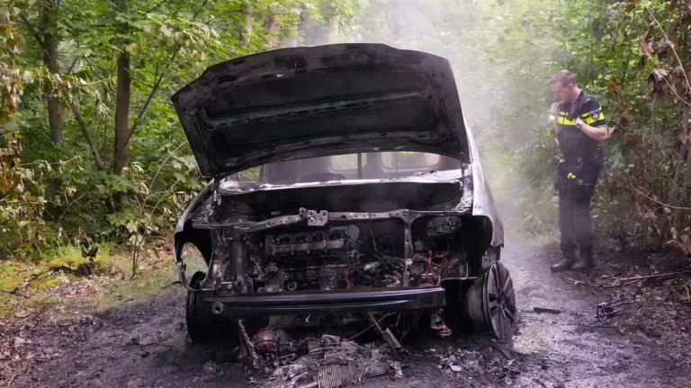 Bestelauto brandt volledig uit op bospad aan N279