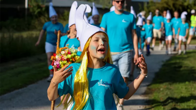 Bonte stoet ‘stripfiguren’ trekt door Deurne bij eerste dag Avondvierdaagse