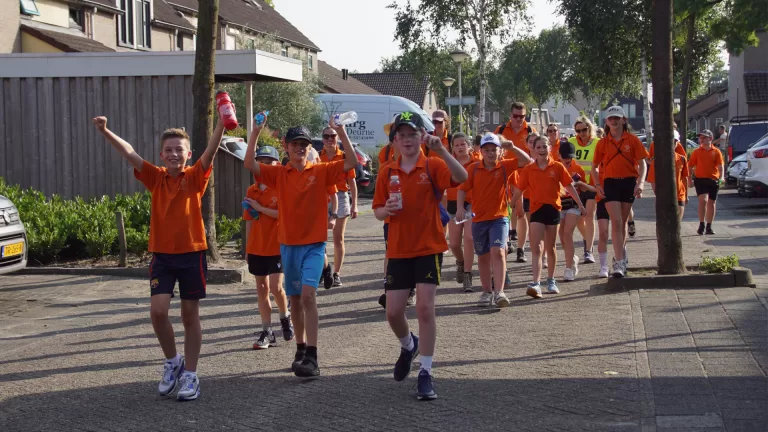Deelnemers Avondvierdaagse trotseren hitte; organisatie schrapt 15 kilometer-route vanwege hoge temperaturen