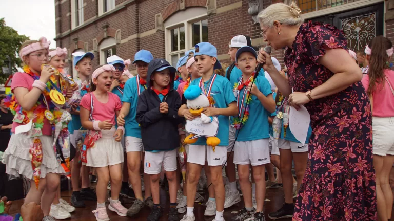Laatste loodjes voor deelnemers Avondvierdaagse; lopers verwelkomd op bomvolle Markt in Deurne