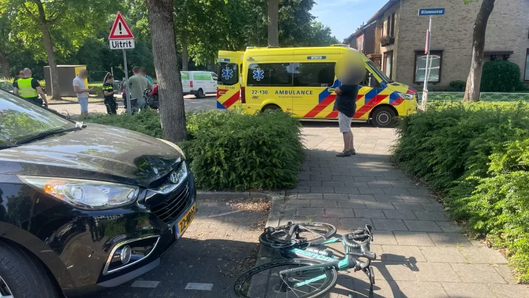 Wielrenner raakt gewond bij botsing met personenauto in Bakel