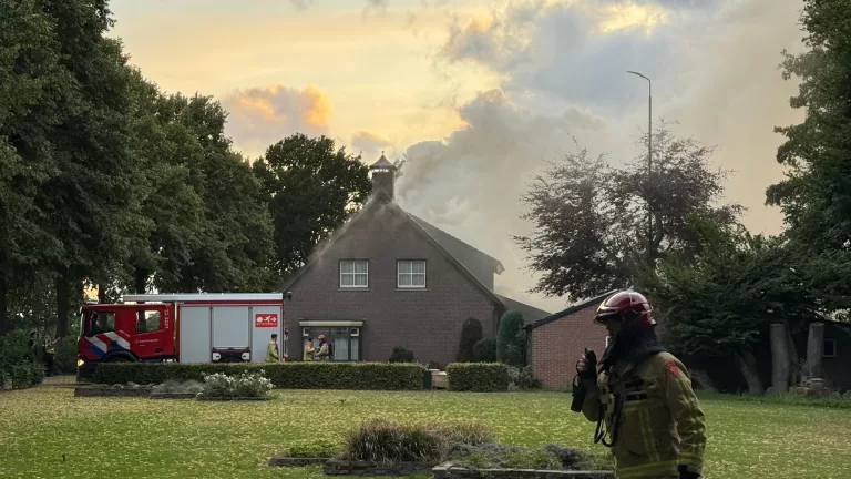 Veel rookontwikkeling bij grote brand in woning aan Merlenbergseweg in Deurne