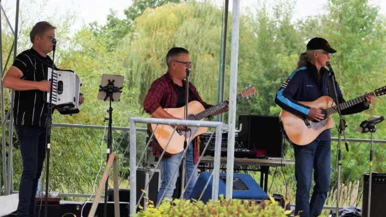 Zanggroep Chanterelle en De Bent uit Liessel luiden zomer in met buitenconcert