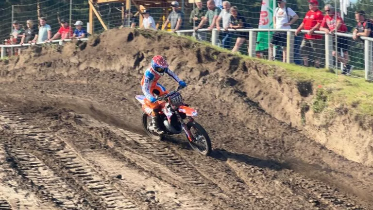 Hitte en val nekken motorcrosser Dex van den Broek bij ADAC 125 Cup in Duitsland