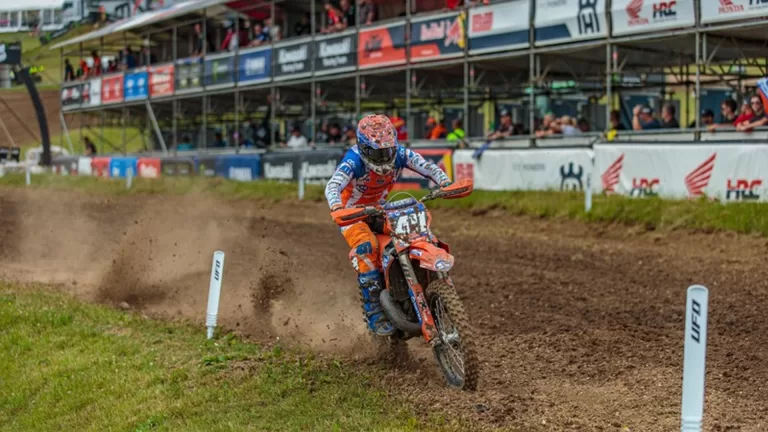 Motorproblemen gooien roet in het eten voor Van den Broek bij EMX125 Kampioenschap: ‘Ook dat hoort bij de sport’