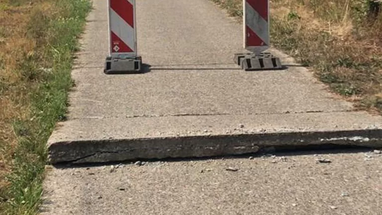 Betonplaat fietspad Bakelseweg komt omhoog door hitte; gemeente plaatst hekken en knipperlicht