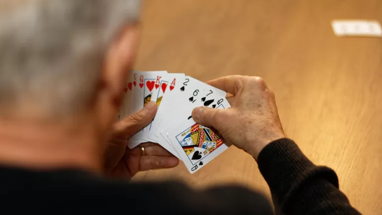 B.C. Honneurs wil af van stoffig imago bridgespel: ‘Is gewoon heel inspirerend en gezellig’