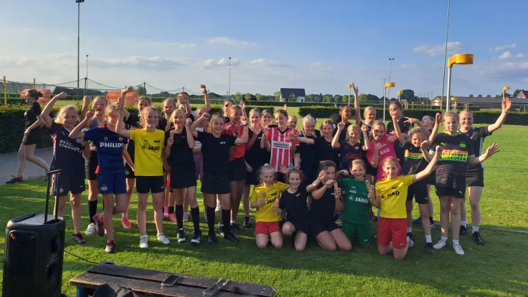 Seizoenskampioenen Arcades Korfbalsport gehuldigd tijdens jaarlijkse ouder-kindtoernooi
