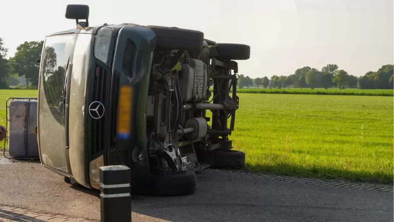 Bestelwagen belandt op zijkant na botsing met personenauto in Bakel