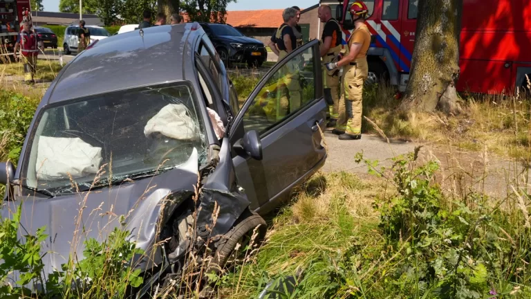 Auto raakt van de weg en belandt in sloot naast Bakelseweg in Deurne