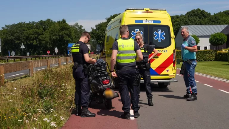 Scooterrijder gaat onderuit op Langstraat in Deurne en raakt lichtgewond