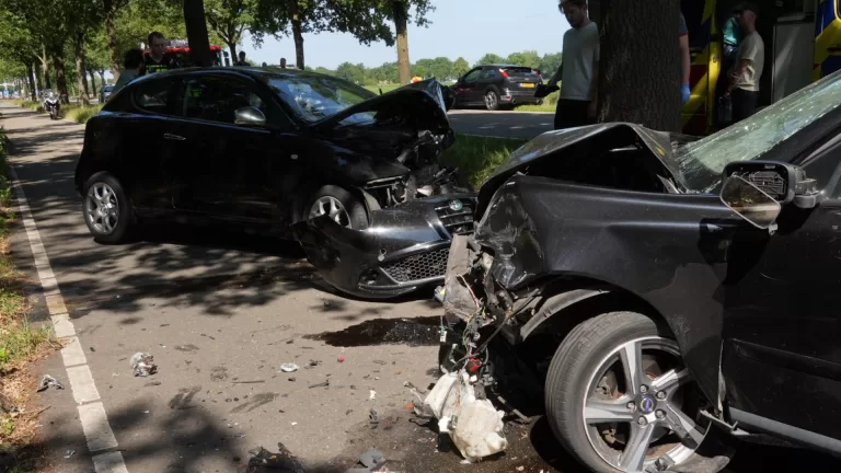Veel schade bij frontale botsing met twee personenauto’s op N270 tussen Deurne en Helmond