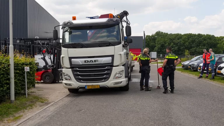 Man ernstig gewond na val van vrachtwagen bij bedrijf aan Vuurijzer in Deurne