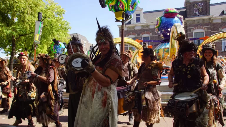 Percussiegroep u’MTATA zorgt voor knallende start van kermis in Deurne