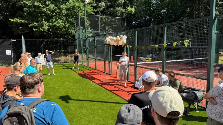 Twee nieuwe padelbanen geopend bij TC Deurne: ‘Het is de snelst groeiende sport van Nederland’