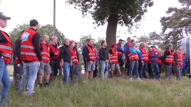 [VIDEO] Werknemers keukenbladenfabrikanten protesteren voor hoger salaris en betere arbeidsvoorwaarden