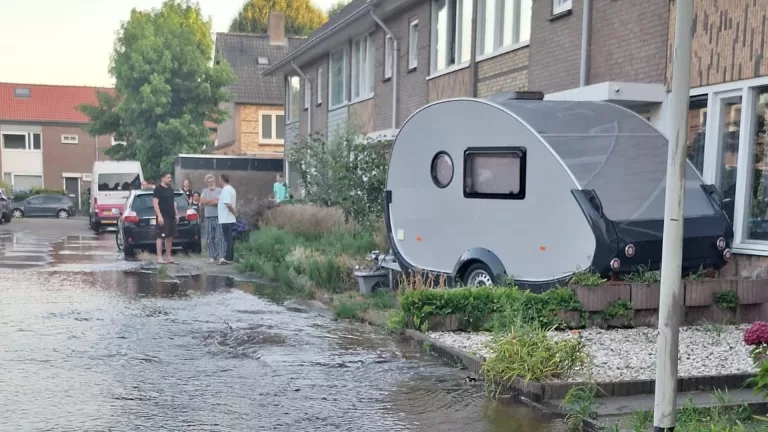 Bewoners Schubertstraat maken van nood een deugd; pootjebaden door gesprongen waterleiding