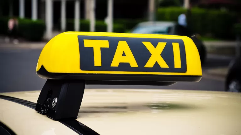 Deurnese ouders en kinderen zijn gek op hun taxichauffeur Toon: ‘Altijd gezellig als hij achter het stuur zit’