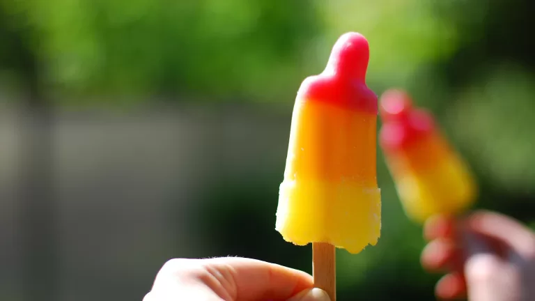 Deurnese ouderen met een ijsje in het donker door extreme hitte: ‘Gemak houden’