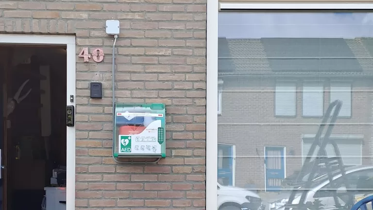 Johan en Gerard uit Zeilberg regelen zelf een AED voor hun wijk: ‘Hele buurt is er enthousiast over’