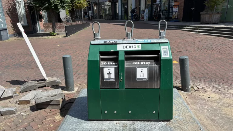 Afvalbakken in Deurne worden veelvuldig misbruikt en eerlijke inwoners hebben het nakijken