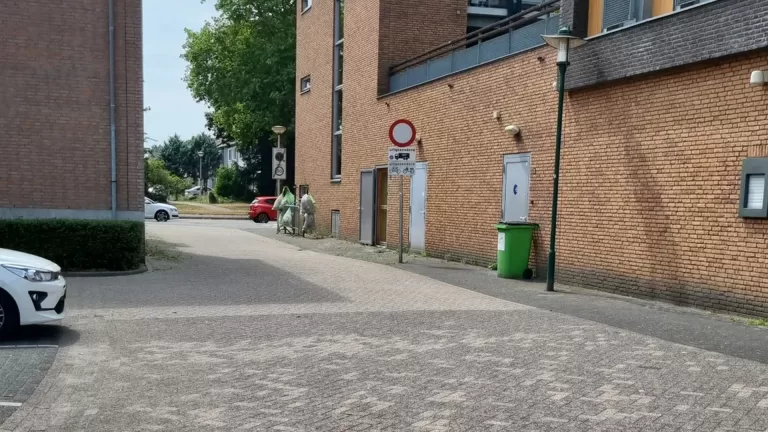 Politie zoekt getuigen van beroving op klaarlichte dag in Deurne: ‘Help ons deze laffe daad op te lossen’