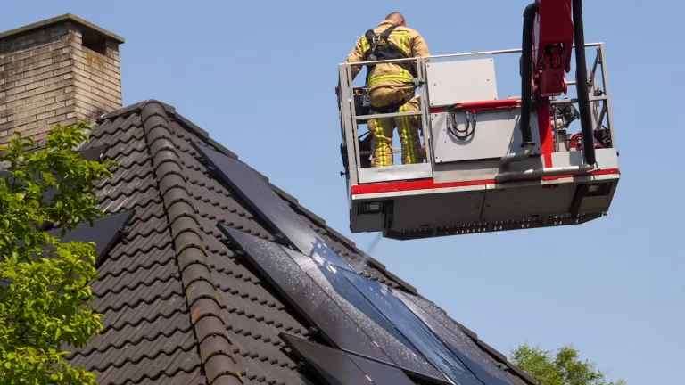 Zonnepaneel op woning aan Frans Babylonstraat in Deurne vliegt in brand