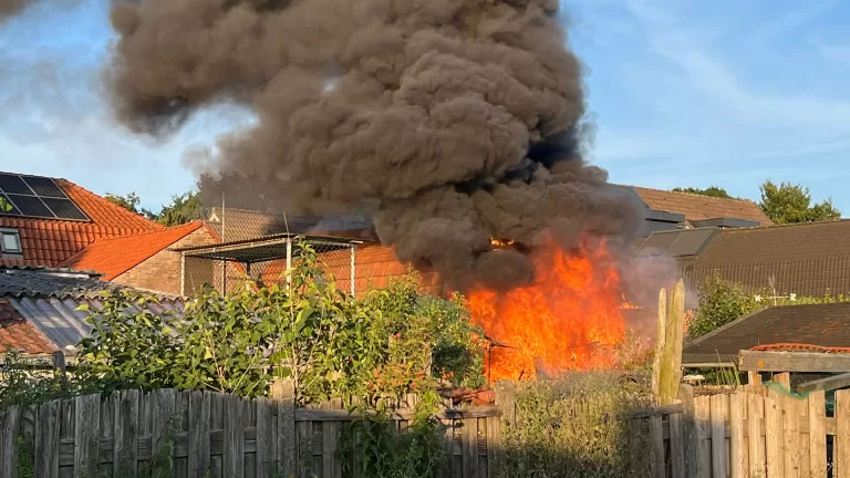 Grote uitslaande brand in schuur en woningen aan Oude Liesselseweg in Deurne
