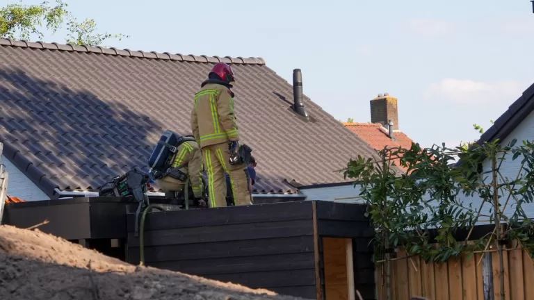 Brand op dak van tuinhuis bij woning aan Strausslaan in Deurne snel onder controle