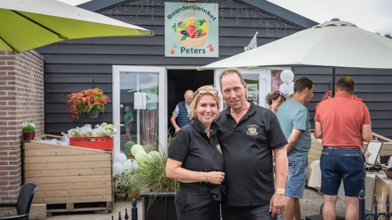 [VIDEO] Boerderijwinkel Peters viert vijfjarig bestaan: ‘In coronatijd met niks begonnen en nu dit bereikt’