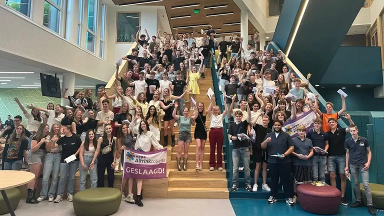 IVO Deurne sluit schooljaar af met uitzonderlijk hoog slagingspercentage en 22 cum laude geslaagden