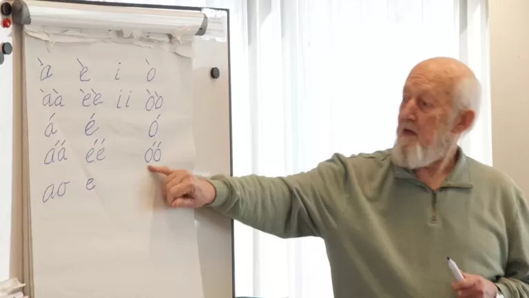 Ouderwets gezellig bijkletsen in bibliotheek tijdens ‘Deurnes Búrtúrke’ met Hans van Hoek