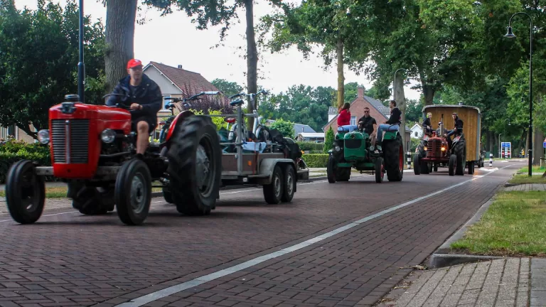 Tractorliefhebbers trekken door Helenaveen op weg naar Internationaal Historisch Festival in Panningen