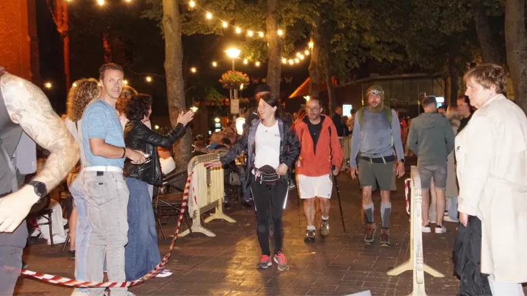 Lopers 61ste Kennedymars feestelijk verwelkomd in Deurne