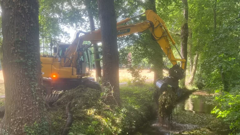 Waterschap haalt maaiafval uit water van de Vlier bij kasteelpark in Deurne
